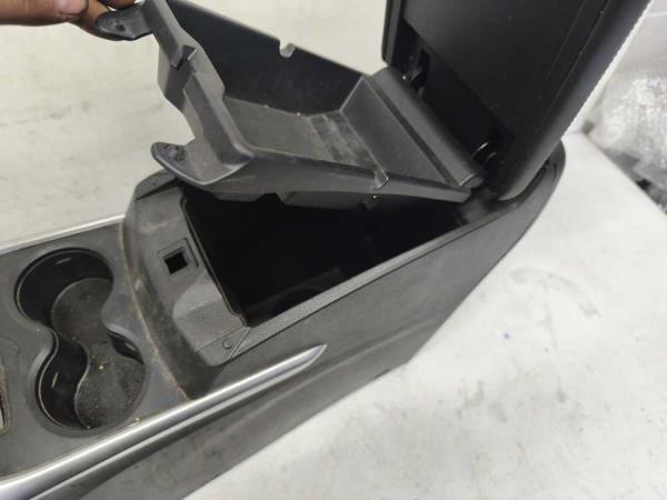 ACCOUDOIR RENAULT - Vue 2